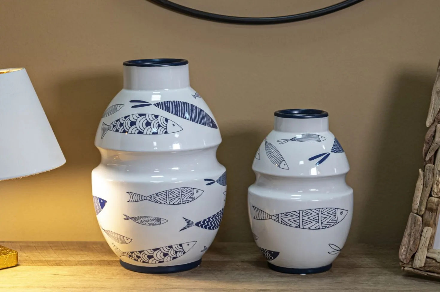 Vase en céramique blanche décorations poissons bleus