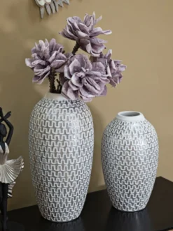 Vase en polyrésine blanc et or décoré sculptures médiévales