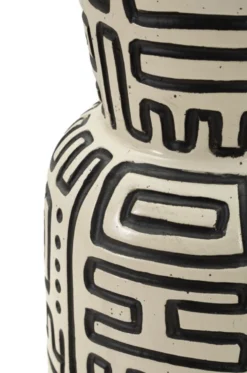 Vase en résine Nairobi motifs graphiques noirs