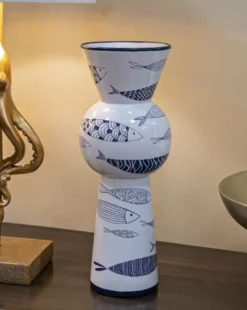 Vase haut en céramique blanche décor poissons bleu