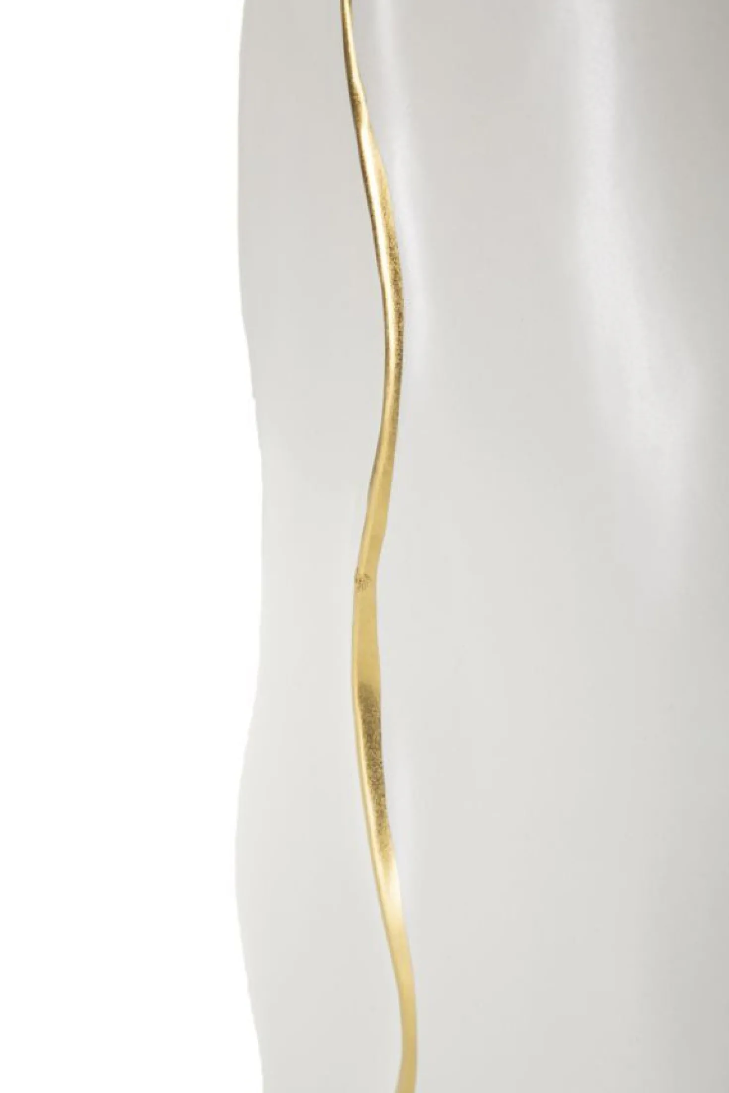 Vase sinueux en céramique blanche et détails dorés